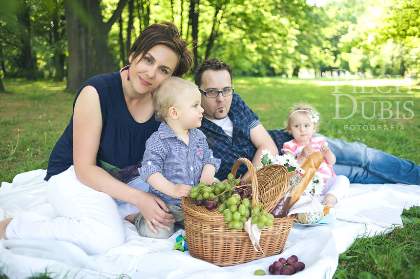 Śniadanie na trawie – Lena i Tymek z Rodzicami